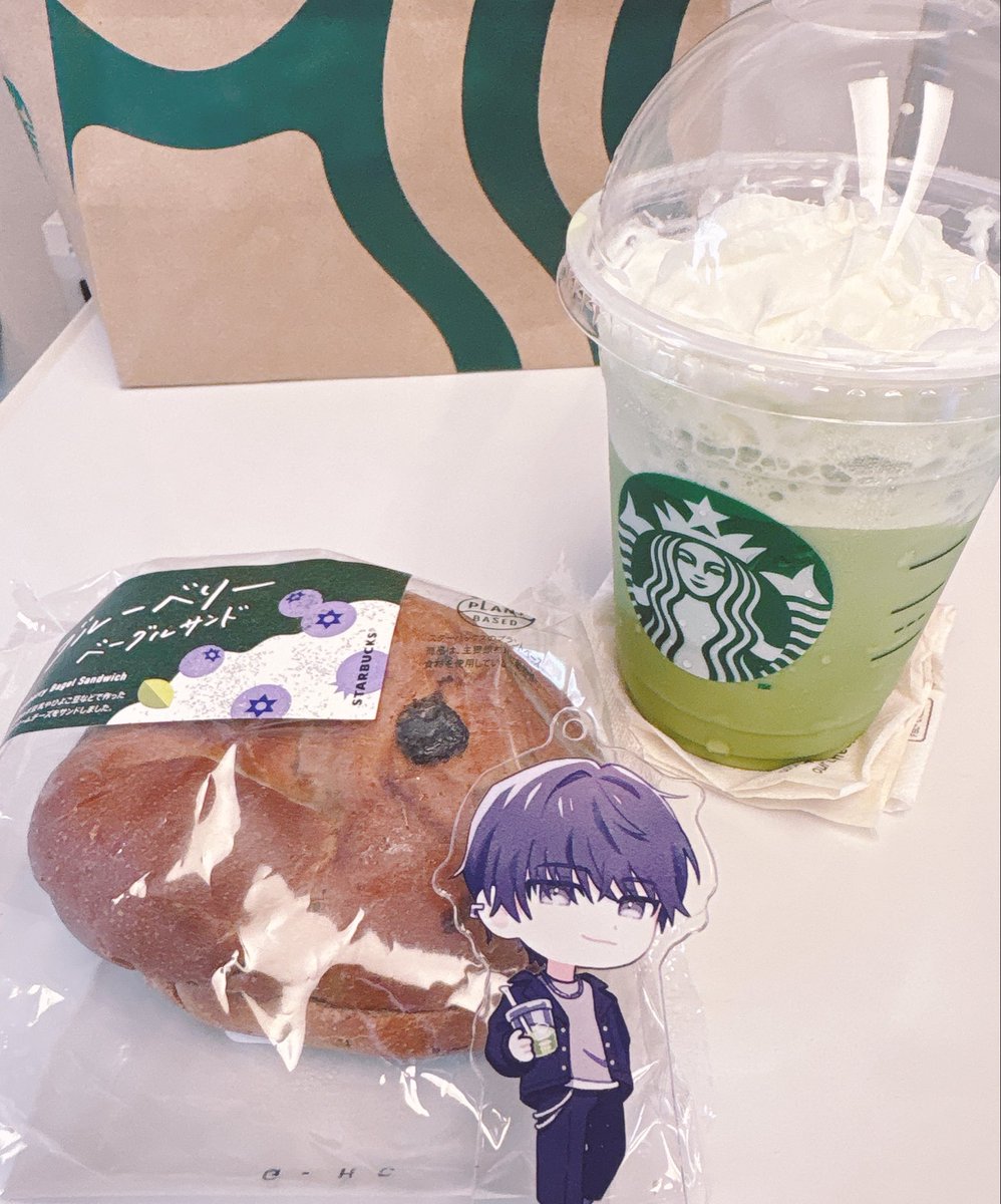 shamo4fish's tweet photo. 八千夜くん！帰るよ！！！！！
抹茶クリームフラペチーノは安定に美味しいよ！！！！
もうしばらくは出張ないはずだから一緒に引きこもろうね！！！ https://t.co/bRjqgPaJOi