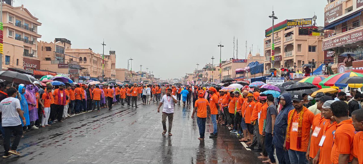 KMoorje's tweet photo. ಒಡಿಸ್ಸಾದಲ್ಲಿ ಹಿಂದು ಜಾಗರಣ  ಕಾರ್ಯಕರ್ತರು ಪುರಿ ಜಗನ್ನಾಥ ರಥಯಾತ್ರೆಯ ಸಂದರ್ಭದಲ್ಲಿ  ರಕ್ಷಣಾ ಕಾರ್ಯದಲ್ಲಿ ತೊಡಗಿಕೊಂಡರು. https://t.co/kmKxU5p3eG