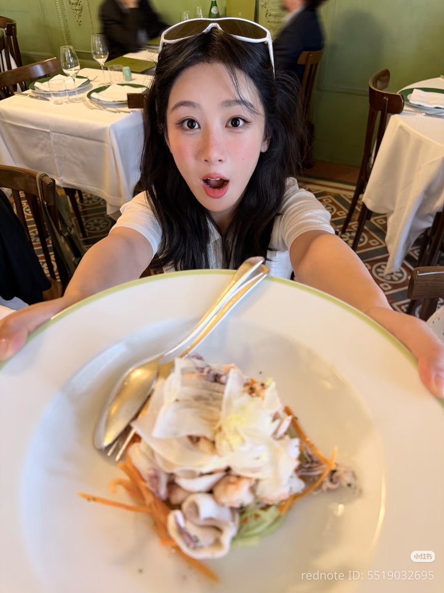 Mumi1106's tweet photo. หยางจื่อไปที่ไหนก็ไม่ลืมที่จะเช็คอินกับของกินเห็นลูกสาวกินแซ่บแม่ก็ชื่นใจ https://t.co/KPFv49MQRE