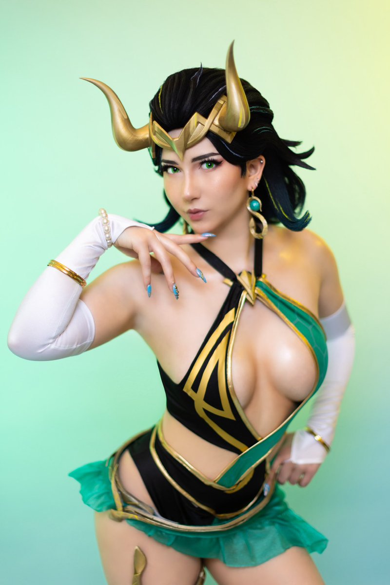 AkemikunCosplay's tweet photo. OOPS, I thought the #MarvelRivals cosplay contest deadline was at 11:59pm PST instead of EST… 😅💀

Oh well!! I’m very proud of how this turned out, enjoy my Seaside Siren Lady Loki cosplay! 🐊💛 

#RivalsCreate #RivalsSummer https://t.co/uZDaNUDA4Z