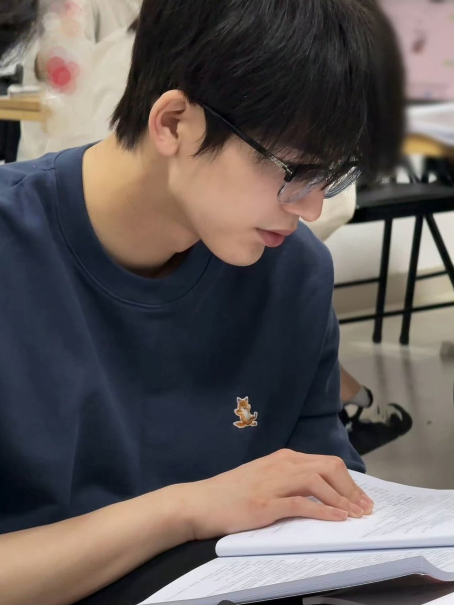 PG0215's tweet photo. Zhang Linghe Official โพสต์รูปวันแรกที่อ่านบท Overdo หน้าสด ใส่มากกก หล่อมาก เนิร์ตมาก 🫠🫠🫠 https://t.co/omUWqHqrVj