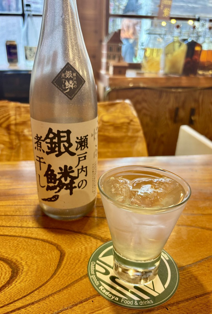 mikox2's tweet photo. ドブ板の
Kadoya no BAR（カドヤのバール）さんで
ずっと気になっていた

「道後焼酎　
　　瀬戸内の銀鱗（ぎんりん）煮干し」

想像以上にめっちゃ煮干で驚いた😮

#yokosuka https://t.co/2hJoK41Q5o