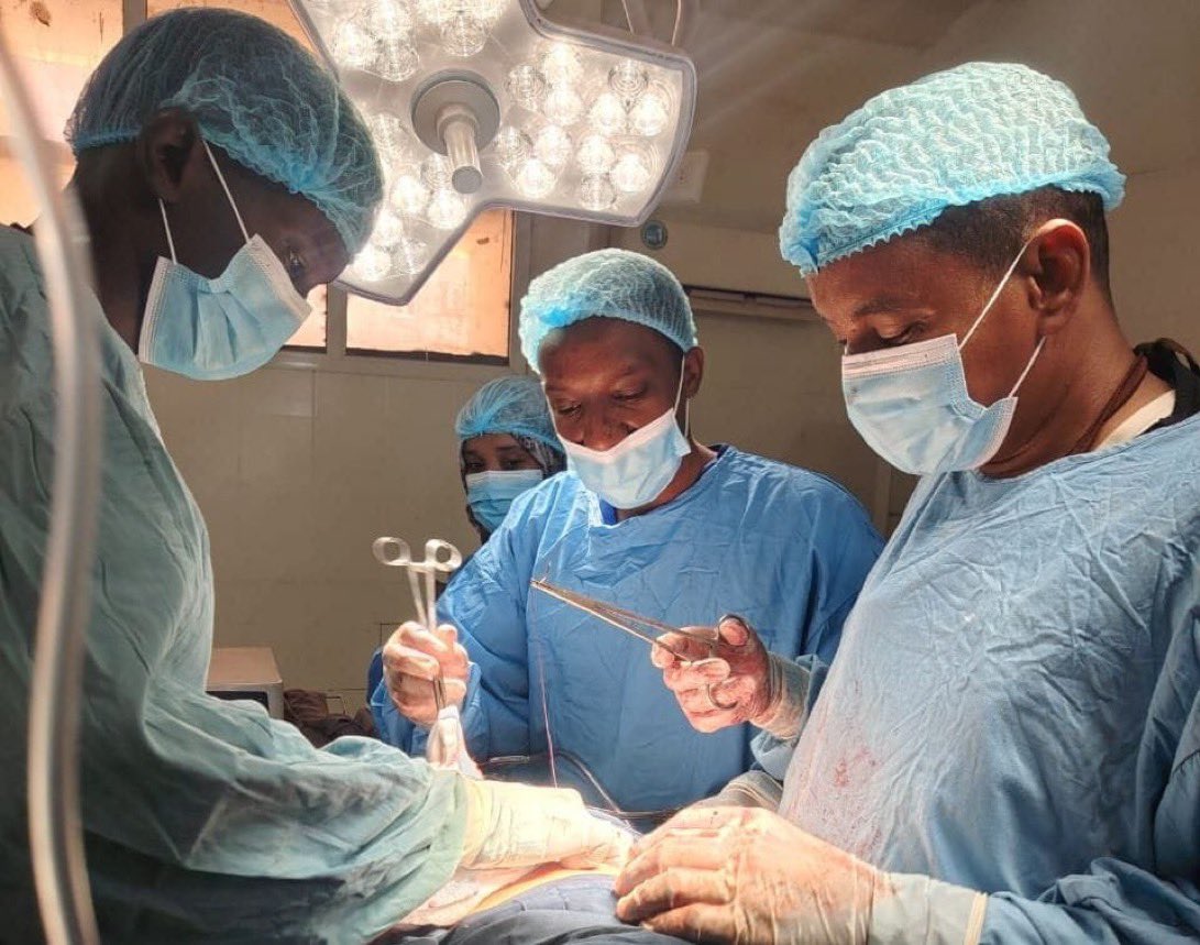 hashsudan's tweet photo. نجح فريق طبي بمستشفى شندي في إجراء عملية جراحية معقدة لمريض يبلغ من العمر 65 عاماً، تمكن خلالها من استئصال أورام سرطانية من الكليتين بنجاح. https://t.co/YMyp8RY1kT