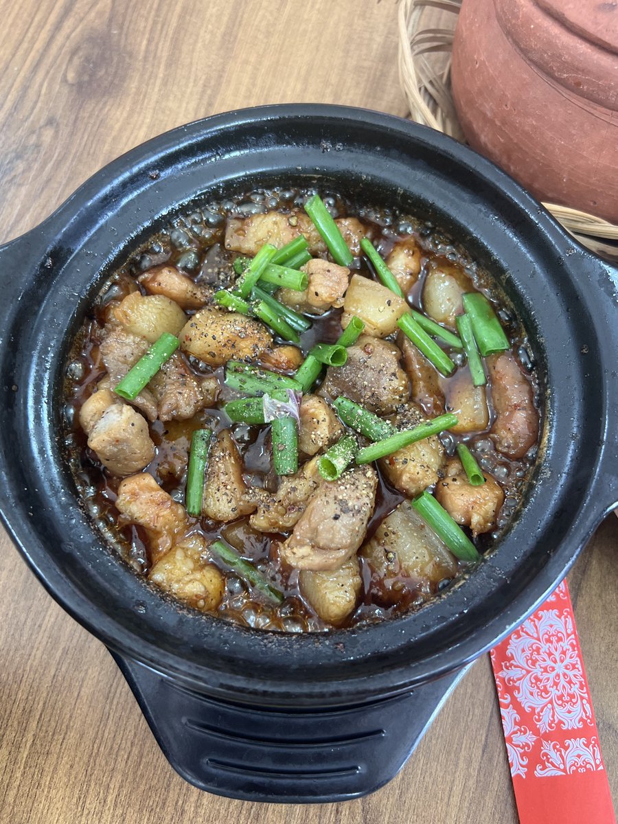 Knavalism's tweet photo. guys ??? i may have found their adobo in viet nam ?? what a full circle moment https://t.co/3NiYsHhenL