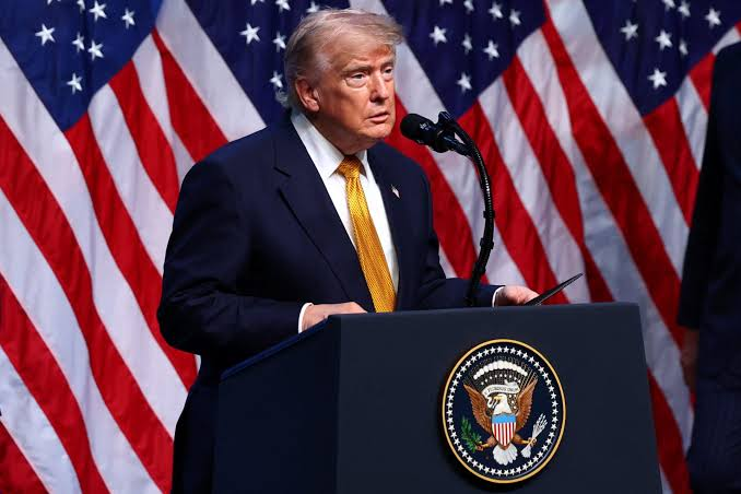 beehaber's tweet photo. Donald Trump futbol yorumculuğuna soyundu,  Messi, Ronaldo ve Harry Kane hakkında analiz yaptı, Thomas Tuchel'in tercihlerini eleştirdi:

🔹 “Messi’nin o pasını izledim.”

🔹 “Harika bir oyuncu tarafından iyi savunuluyordu.”

🔹 “Sonra sağ tarafa geçti ve onu savunan oyuncu olduğu yerde kaldı.”

🔹 “Topa vurdu ve pası kusursuzdu.”

🔹 “O pas maçın sonunu getirdi.”

🔹 “Gerçekten muhteşemdi.”

🔹 “Büyük oyuncular bunu tekrar tekrar yapabiliyor.”

🔹 “Onlar fazladan bir şeyle doğuyor.”

🔹 “Cristiano Ronaldo da onlardan biri.”

🔹 “Onu yıllar içinde tanıdım, harika bir adam.”

🔹 “İngiltere’de daha önce golf oynadığım harika bir oyuncunuz var.”

🔹 “Harry Kane bu turnuvada gerçekten harikaydı.”

🔹 “Belki de onu savunma oyuncusuna dönüştürerek hata yaptılar.”

🔹 “Öne geçtiler ve en iyi oyuncularını savunmaya koydular.”

🔹 “Biraz hücum etmek gerekiyor, değil mi?”

🔹 “Ben yine de buna karışmayacağım.”

🔹 “Futbol ve teknik direktörlük hakkında ne bilirim?”

🔹 “Ama bu biraz alışılmadık bir karardı.”

🔹 “Harry gerçekten harika bir adam.”