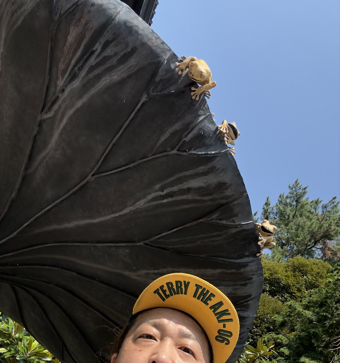 com821MUFFINTK's tweet photo. 利家公に会ってきました⭐️
神秘な神社だね、ココ！

モモコさんとは違う場所から入ったけど
どこから入っても正解だと思うよ、ここは😊

息子が涼しそうなとこにおったけど
全然涼しくなかったw

もうちょいしたら、暴れます🔥🔥
今日のイベントも熱いはず🔥🔥

#金沢
#尾山神社
#モモコグミカンパニー https://t.co/7WDxgY10XY