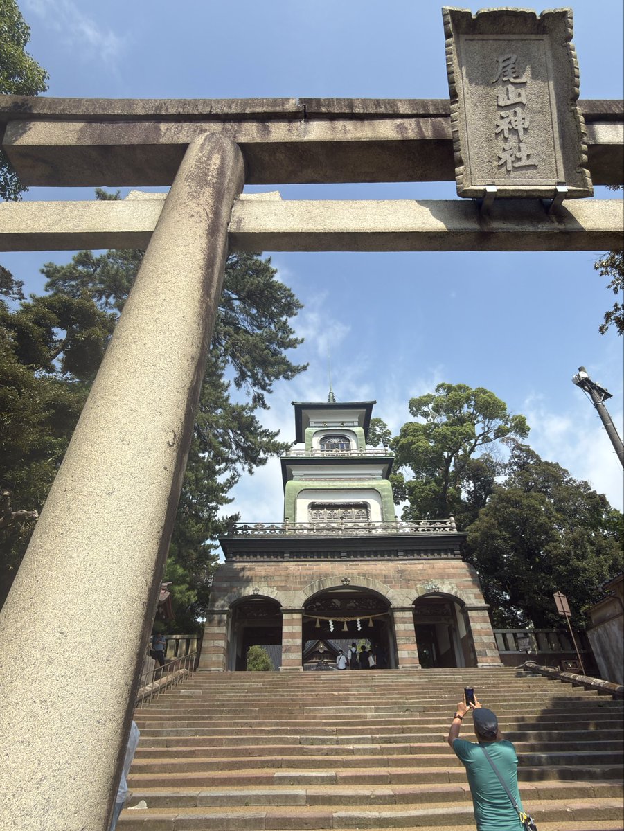 com821MUFFINTK's tweet photo. 利家公に会ってきました⭐️
神秘な神社だね、ココ！

モモコさんとは違う場所から入ったけど
どこから入っても正解だと思うよ、ここは😊

息子が涼しそうなとこにおったけど
全然涼しくなかったw

もうちょいしたら、暴れます🔥🔥
今日のイベントも熱いはず🔥🔥

#金沢
#尾山神社
#モモコグミカンパニー https://t.co/7WDxgY10XY