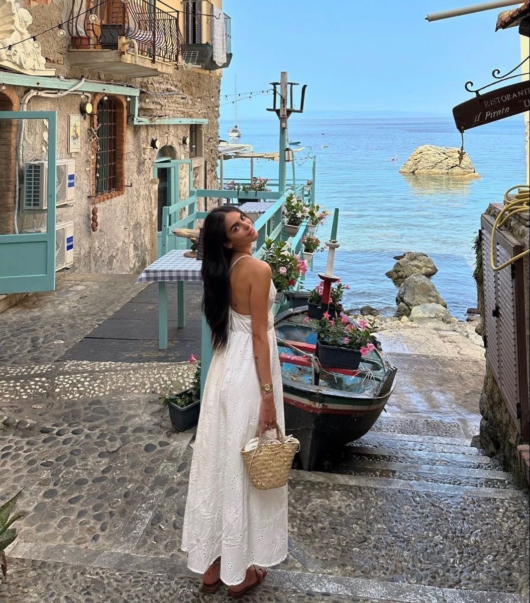 beautyexplorer7's tweet photo. summer weekends are superior 🤍 https://t.co/twaPHQOVXl