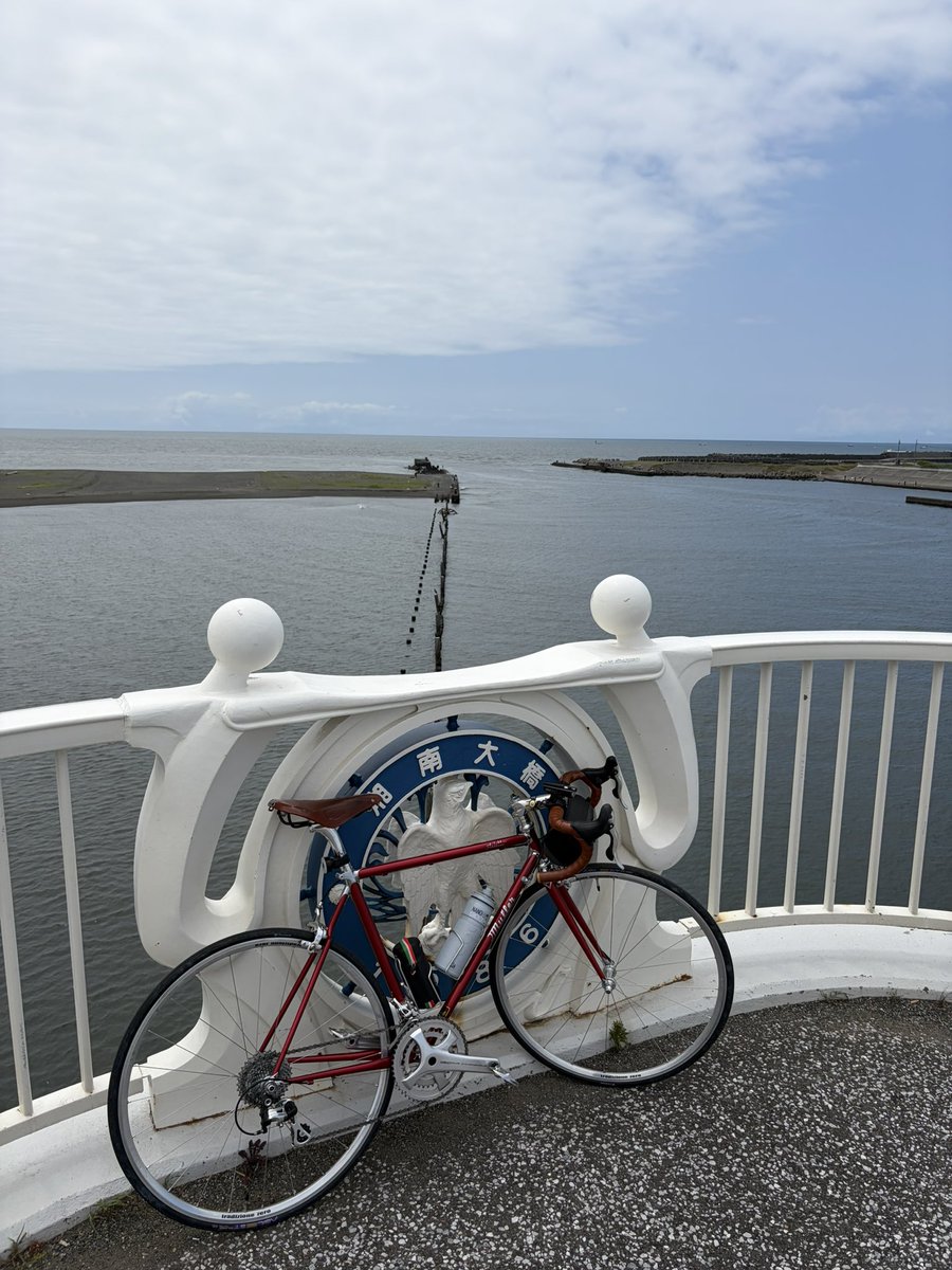 noicycle's tweet photo. 曇り予報だったので海に行けるチャンスと思い朝一で仲間と江ノ島へ🚴
境川から帰りは相模川経由で、結局晴れてめちゃくちゃ暑いライドになりました🥵 https://t.co/TambXGFam6