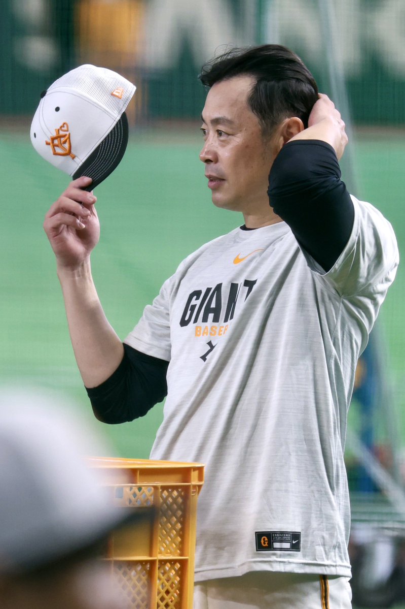 _m_79kame's tweet photo. 今日のイケおじ🐢✨
キャップの♡がかわいい

#亀井善行 #giants #ジャイアンツ
2026.07.18 東京ドーム https://t.co/YGbeH9F99I