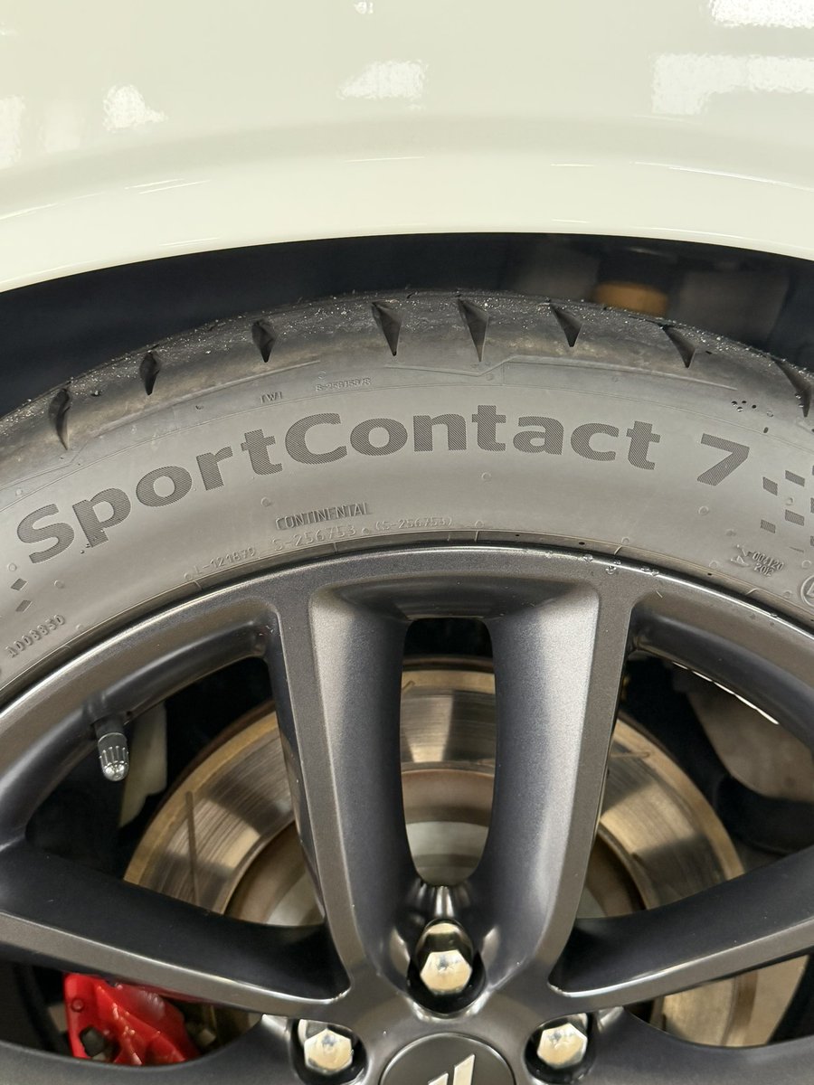 BFLcorp's tweet photo. チャレンジャーのタイヤ交換になります。

タイヤは、コンチネンタルのSport Contact 7です。

F様、ご依頼ありがとうございました🙇‍♂️

またのご来店お待ちしております☺️

୨୧┈┈┈┈┈┈┈┈┈┈┈┈┈┈┈┈┈୨୧

📞 029-897-3303
✉️ info@bfl.jp
📍茨城県稲敷市江戸崎甲376-1
営業時間 10:30~19:00
定休日 火曜、金曜
※定休日が祝日の場合、営業

୨୧┈┈┈┈┈┈┈┈┈┈┈┈┈┈┈┈┈୨୧

#チャレンジャー #タイヤ交換 #コンチネンタル #整備 #メンテナンス