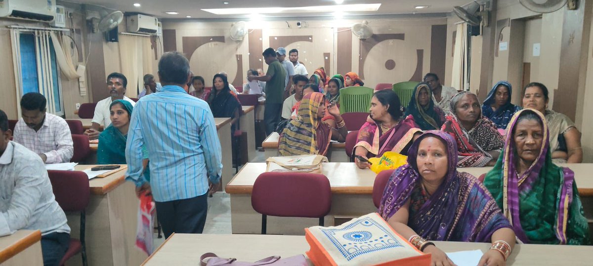 bdo_polasara's tweet photo. Hearing of no mapping cases undergoing in Block by AERO-cum-BDO, POLASARA @CMO_Odisha @OdishaCeo @Ganjam_Admin @SDMChatrapur @IPR_Odisha @PRDeptOdisha https://t.co/FLZwIiAqXw