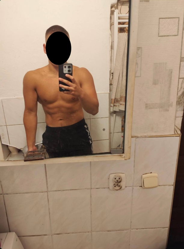 Testosteryk's tweet photo. Węglowodany nie są wrogiem. Są sygnałem bezpieczeństwa.

Gdy dostarczasz węglowodany z jakościowych źródeł, trzustka wydziela insulinę — a insulina to nie tylko „hormon magazynowania". To przełącznik konwersji T4 (nieaktywna forma) w T3 (aktywna) w wątrobie.

T3 to prędkość Twojego metabolizmu. Wyższe T3 — wyższa temperatura ciała, sprawniejsze spalanie substratów, mitochondria pracujące na pełnych obrotach.

Przeciwieństwo jest równie przewidywalne.

Dieta tłuszczowa, oleje roślinne (PUFA) i permanentny deficyt obniżają T3. Ciało wchodzi w tryb awaryjny: oszczędza, trzyma tłuszcz, gasi energię. 

I najlepsze — możesz tyć przy porcjach, które kiedyś pozwalały Ci schudnąć. Bo metabolizm zwolnił

Tu wchodzi cykl Randle'a.

Gdy komórka jako paliwo używa głównie tłuszczu, zamyka drogę spalania glukozy. Elastyczność metaboliczna spada. Aminokwasy — zamiast budować tkankę — zaczynają być palone w piecu, bo brakuje wydajnego paliwa. 

A teraz przykład z praktyki.

Jeden z moich podopiecznych zmniejszył udział tłuszczu na rzecz węglowodanów i dodał kalorie. Waga spadała. Siła urosła. 

Co z tego wynika?

Nie chodzi o to, by jeść jak najmniej. Chodzi o to, by dać ciału paliwo, które będzie w stanie wykorzystać — gęsto odżywcze, z jakościowych źródeł (ziemniaki, owoce, wołowina), w kontekście, który podbija, a nie gasi wydajność.

Węglowodany w odpowiednim środowisku to nie wróg sylwetki. To przełącznik, który mówi organizmowi: jesteś bezpieczny, możesz działać na pełnej mocy.