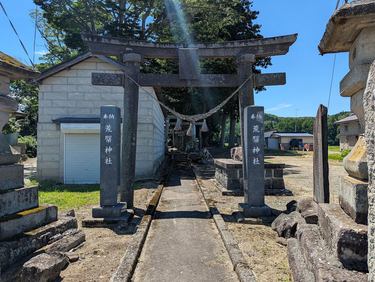 NEFT_jp's tweet photo. 東北地方や関東地方を中心に信仰があったとされる謎の古代神「アラハバキ」

東北各地には「その名前にアラハバキを冠する神社」がいくつか現存していますが、その多くは「荒脛巾」の漢字が用いられています。

その昔、旅などの際にすねに藁や布を巻きつけて結んだ「脛布（はばき）」の語意から「足」に関わる神として崇められることが多いようです。

しかし福島県の会津若松市には日本刀の「刀身」と「鞘」を固定する金具である「鎺（はばき）」の字を用いた「荒鎺（アラハバキ）神社」が存在します。

東北はもちろん、国内で見てもおそらく唯一と思われる「荒鎺神社」は、由来説の一つとして語られる「製鉄祖神説」の可能性を感じさせます。

今回はそんな荒鎺神社を含め2社存在する会津若松市のアラハバキ神社を紹介します。

記事リンクはリプ欄へ👇