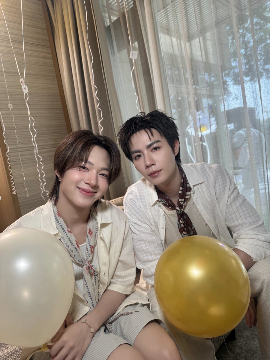 woainewofficial's tweet photo. ซี-นุนิว พร้อมปาร์ตี้กับทุกคนแล้วค่าาา 🍹💦

#ZeeNunewPrivatePoolParty
#THEKLINIQUEXZeeNuNew

— @CwrNew ♡ #NuNew https://t.co/unzT7AvJmK