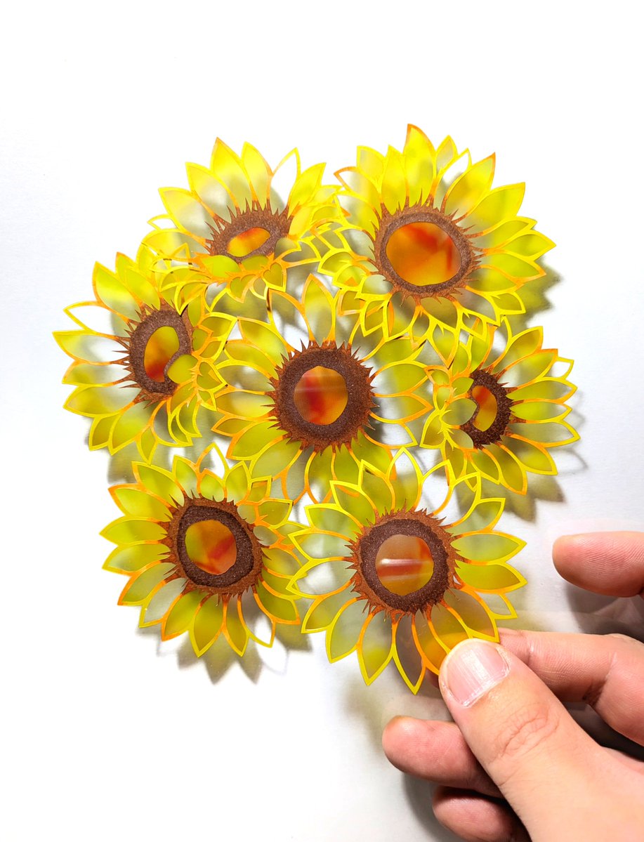 jun_cutout's tweet photo. ひまわり畑
花言葉：あなただけを見つめる

#ひまわり
#切り絵 https://t.co/4DJLnZgXId