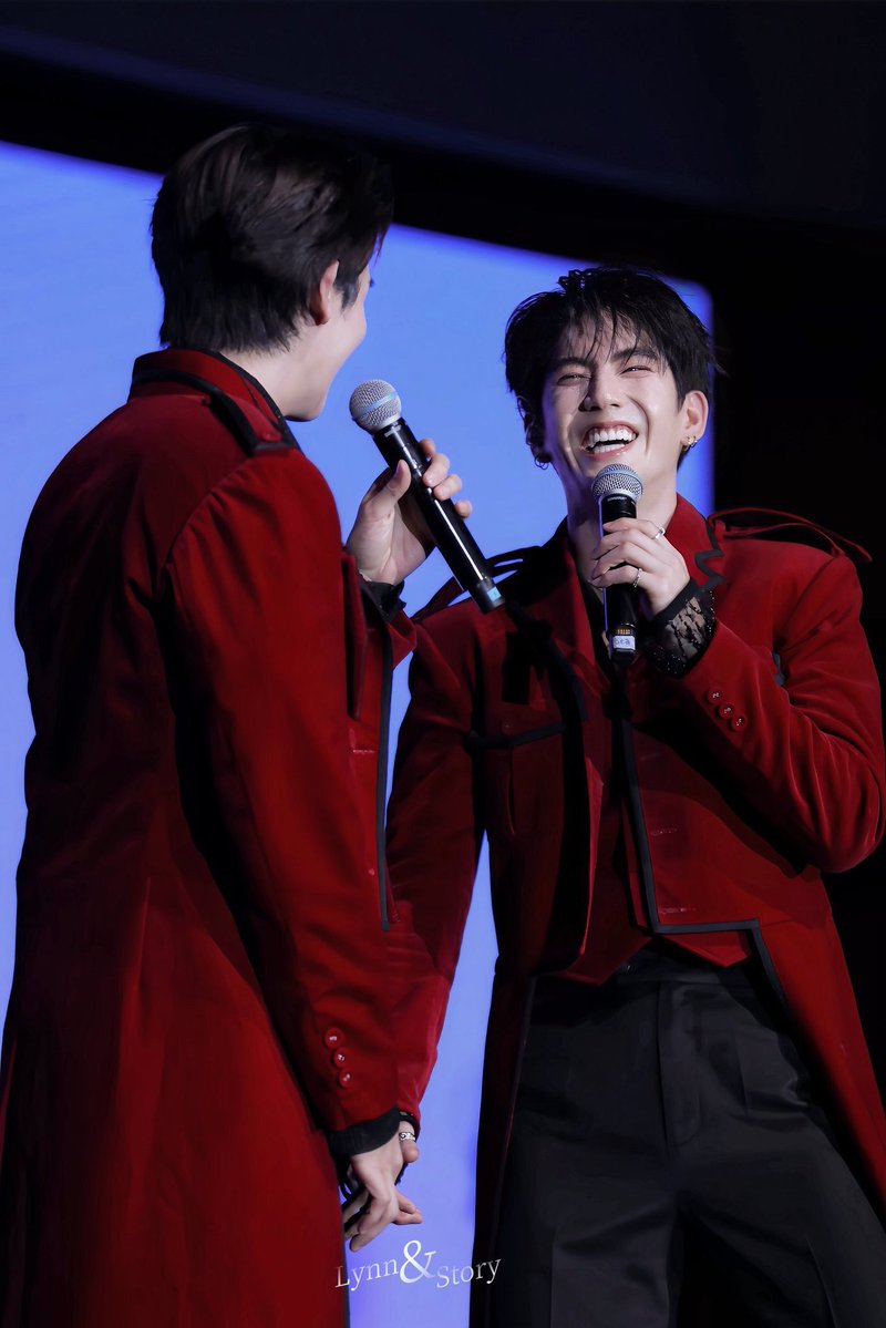 starsyjs's tweet photo. hellooo???? was sea holding jimmy's hand??😭😭😭😭😭😭😭😭😭😭😭😭

DREAMSCAPE FOREVER X JIMMYSEA
#JimmySeaDreamScapeInHKD2 https://t.co/jbG6nuv8Ju