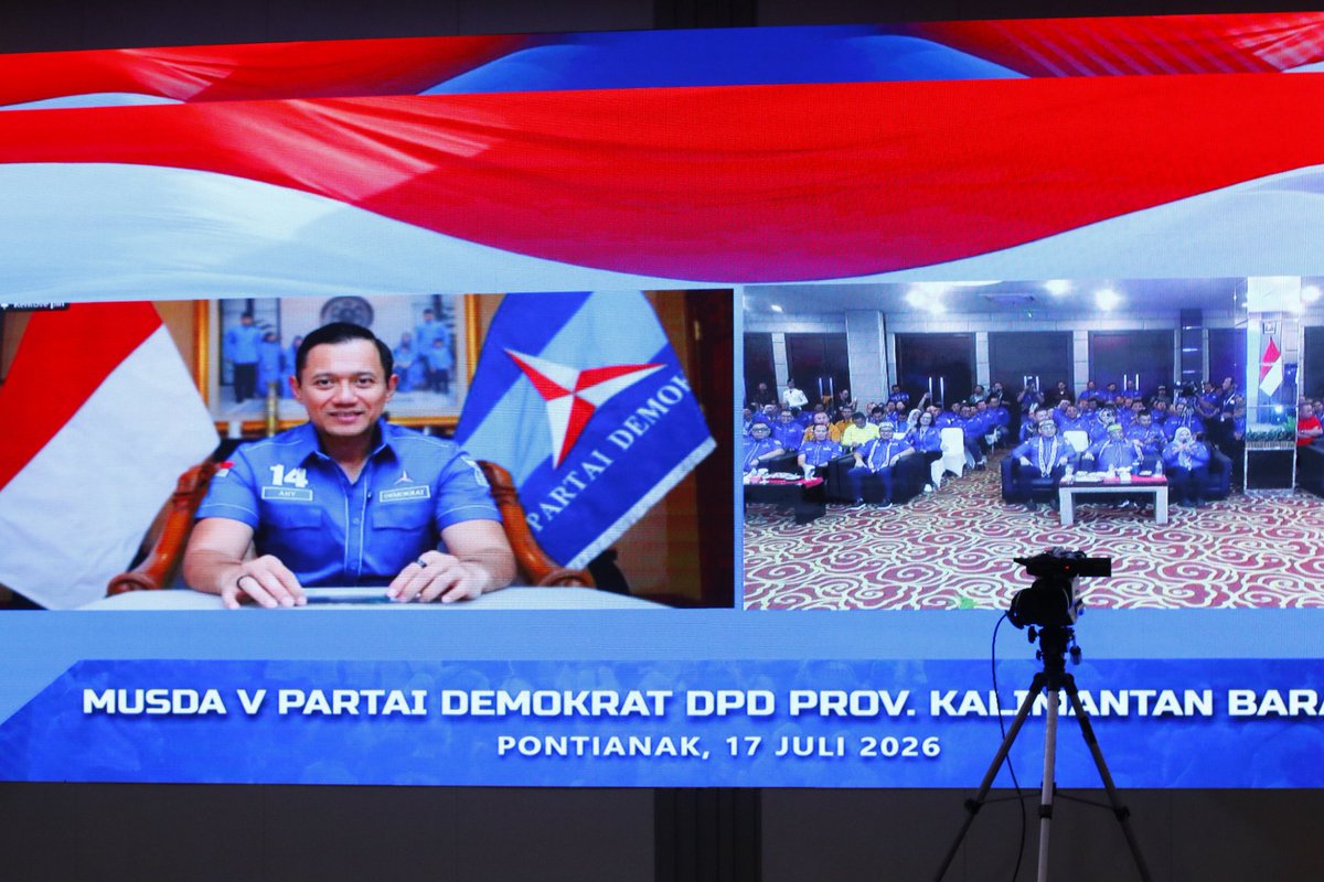 PDemokrat's tweet photo. Pontianak, 17 Juli 2026 – Sekretaris Jenderal DPP Partai Demokrat @akang_hero menghadiri pembukaan Musyawarah Daerah (Musda) V DPD Partai Demokrat Kalimantan Barat yang digelar di Hotel Mercure, Pontianak, Jumat (17/7). Musda menjadi momentum penting untuk memperkuat konsolidasi organisasi dan membangun kekuatan Partai Demokrat dalam menghadapi Pemilu 2029.

Dalam sambutannya, Herman Khaeron menegaskan bahwa Musda bukan sekadar agenda pergantian kepengurusan, tetapi menjadi titik awal kebangkitan kembali Partai Demokrat di Kalimantan Barat. Ia mengingatkan bahwa pada Pemilu 2009, Demokrat berhasil meraih kursi DPR RI serta menduduki posisi pimpinan DPRD Provinsi maupun sejumlah DPRD kabupaten dan kota di Kalimantan Barat.

"Kejayaan tersebut harus menjadi motivasi bersama. Musda ini adalah titik awal untuk merebut kembali kursi DPR RI dan posisi pimpinan DPRD pada Pemilu 2029," tegas Herman.