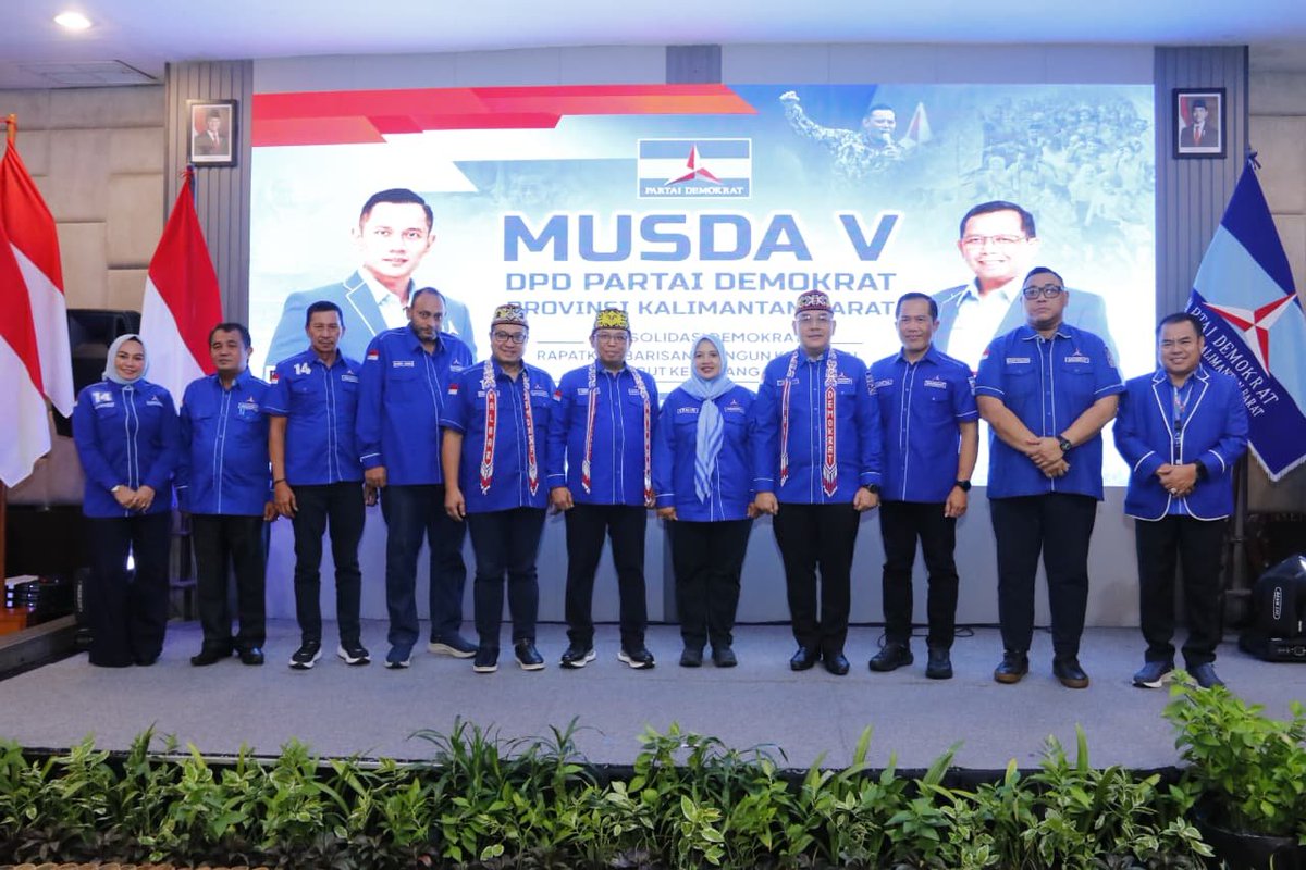 PDemokrat's tweet photo. Pontianak, 17 Juli 2026 – Sekretaris Jenderal DPP Partai Demokrat @akang_hero menghadiri pembukaan Musyawarah Daerah (Musda) V DPD Partai Demokrat Kalimantan Barat yang digelar di Hotel Mercure, Pontianak, Jumat (17/7). Musda menjadi momentum penting untuk memperkuat konsolidasi organisasi dan membangun kekuatan Partai Demokrat dalam menghadapi Pemilu 2029.

Dalam sambutannya, Herman Khaeron menegaskan bahwa Musda bukan sekadar agenda pergantian kepengurusan, tetapi menjadi titik awal kebangkitan kembali Partai Demokrat di Kalimantan Barat. Ia mengingatkan bahwa pada Pemilu 2009, Demokrat berhasil meraih kursi DPR RI serta menduduki posisi pimpinan DPRD Provinsi maupun sejumlah DPRD kabupaten dan kota di Kalimantan Barat.

"Kejayaan tersebut harus menjadi motivasi bersama. Musda ini adalah titik awal untuk merebut kembali kursi DPR RI dan posisi pimpinan DPRD pada Pemilu 2029," tegas Herman.