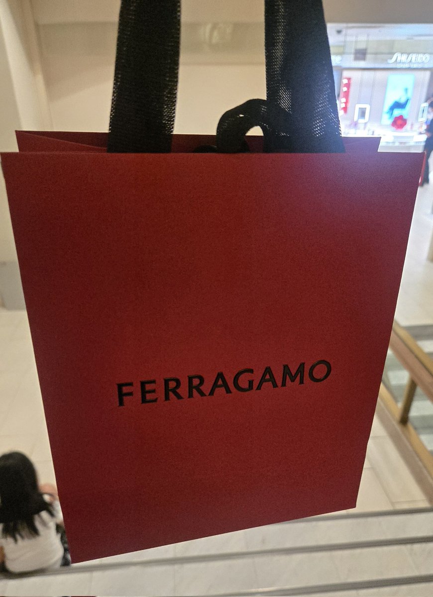mamiiiigo's tweet photo. 5年前にもらった商品券で突然思い立って財布購入 このお財布は10年くらい使ったかも🥹 https://t.co/YUBSDej7uy