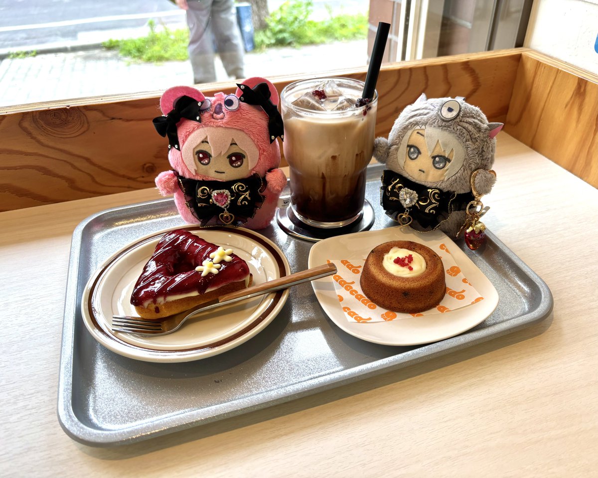ouka2101___'s tweet photo. 今日は気になってたカフェでドーナツを🍩　右のはディグレっていうフランス発祥の焼き菓子らしい！

いつものと少しちがう…？とドーナツを不思議そうに見つめるモンてん　いつものと少し形が違うけどドーナツだよ〜 https://t.co/GsTftAcInr