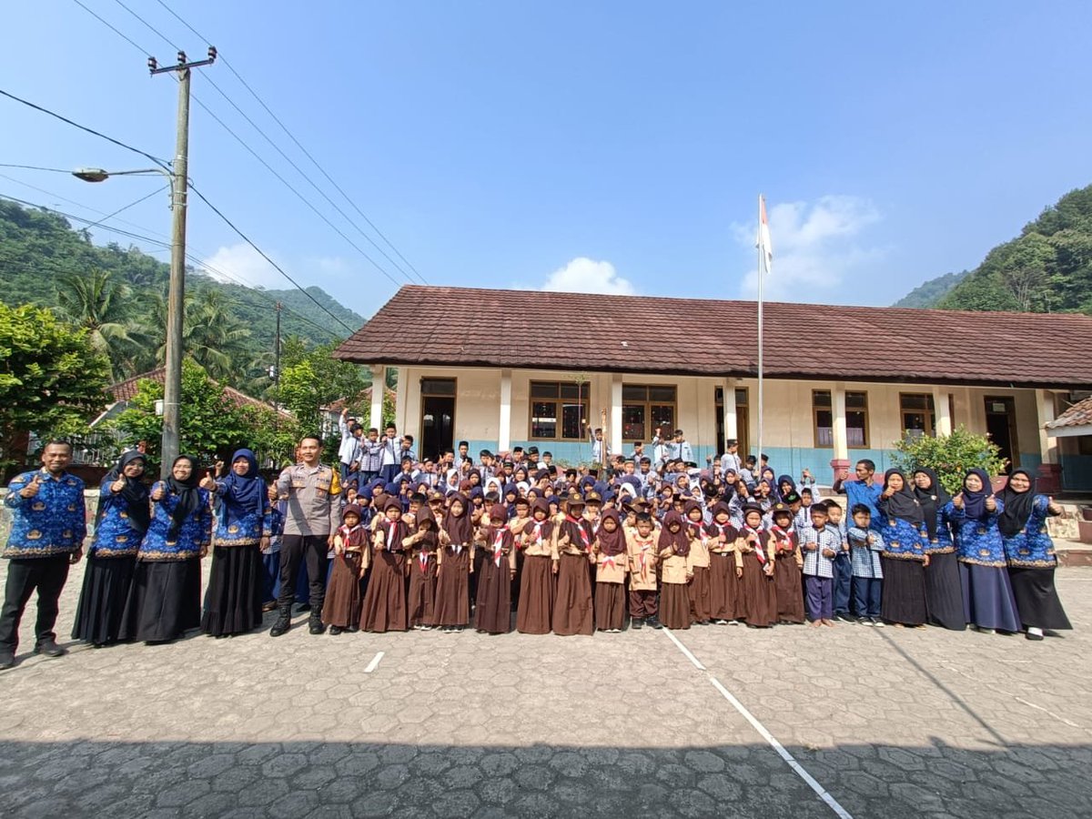 Humas_Sekcslk's tweet photo. Kegiatan Bhabinkamtibmas  Desa Mayang Memberikan Materi MPLS (Masa Pengenalan Lingkungan Sekolah) di SDN Sukamanah di Kp.Cikeyeup Desa Mayang Kec.Cisalak Kab.Subang. https://t.co/omS822stVg