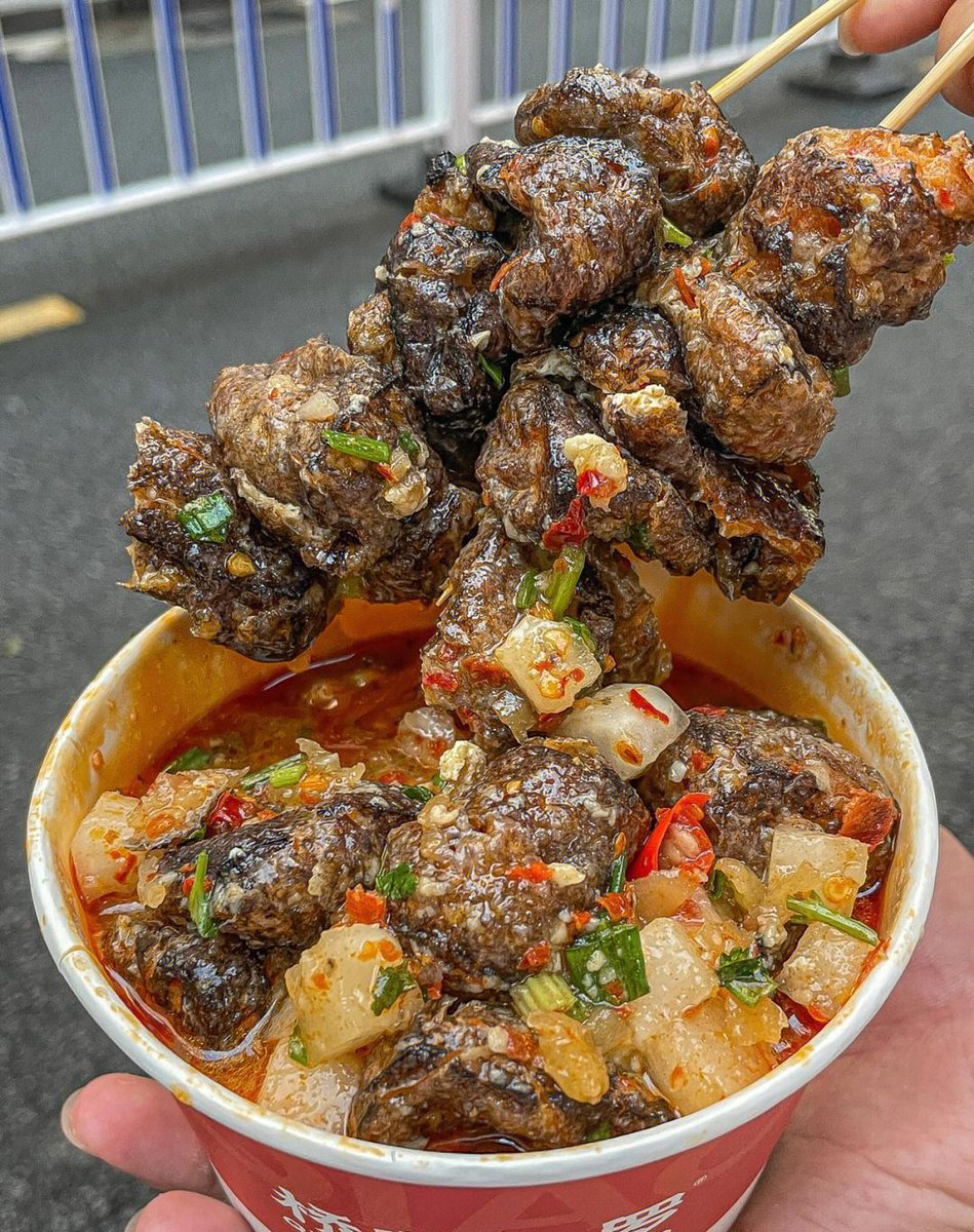 XKrf7FX0CJ8KENg's tweet photo. Tasty crispy fried stinky tofu at the night market! Perfect late-night snack with spicy sauce, so addictive. Come grab yours when passing by! https://t.co/yow1tBh0t9