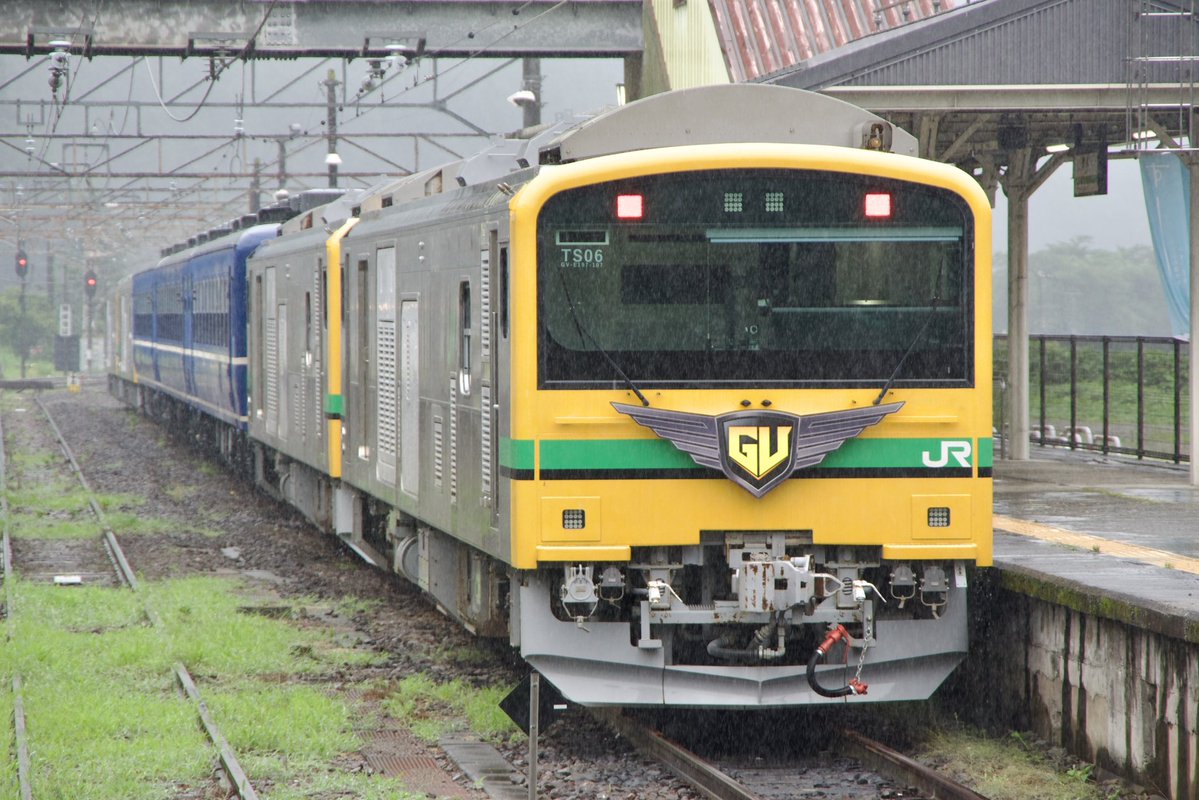 NaotoIkeda12's tweet photo. 前後ヘッドマーク付きの単回爆誕

GV-E197系100番台 TS06編成
2026.7.18 横川 https://t.co/WhcW4l8bZf