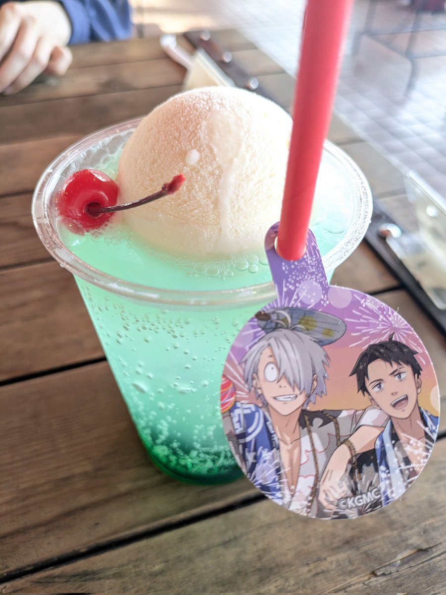 dash0_tash0's tweet photo. 黄昏号と舶来グリルのクリームソーダの趣がだいぶ違う https://t.co/7YJfr10Gya