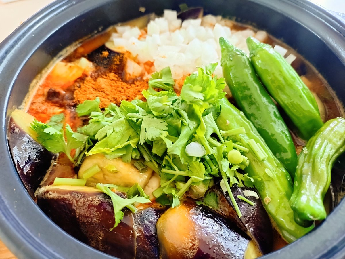 エリンギおナスししとう新玉に、店から下げてきたお豆腐とパクチー投入