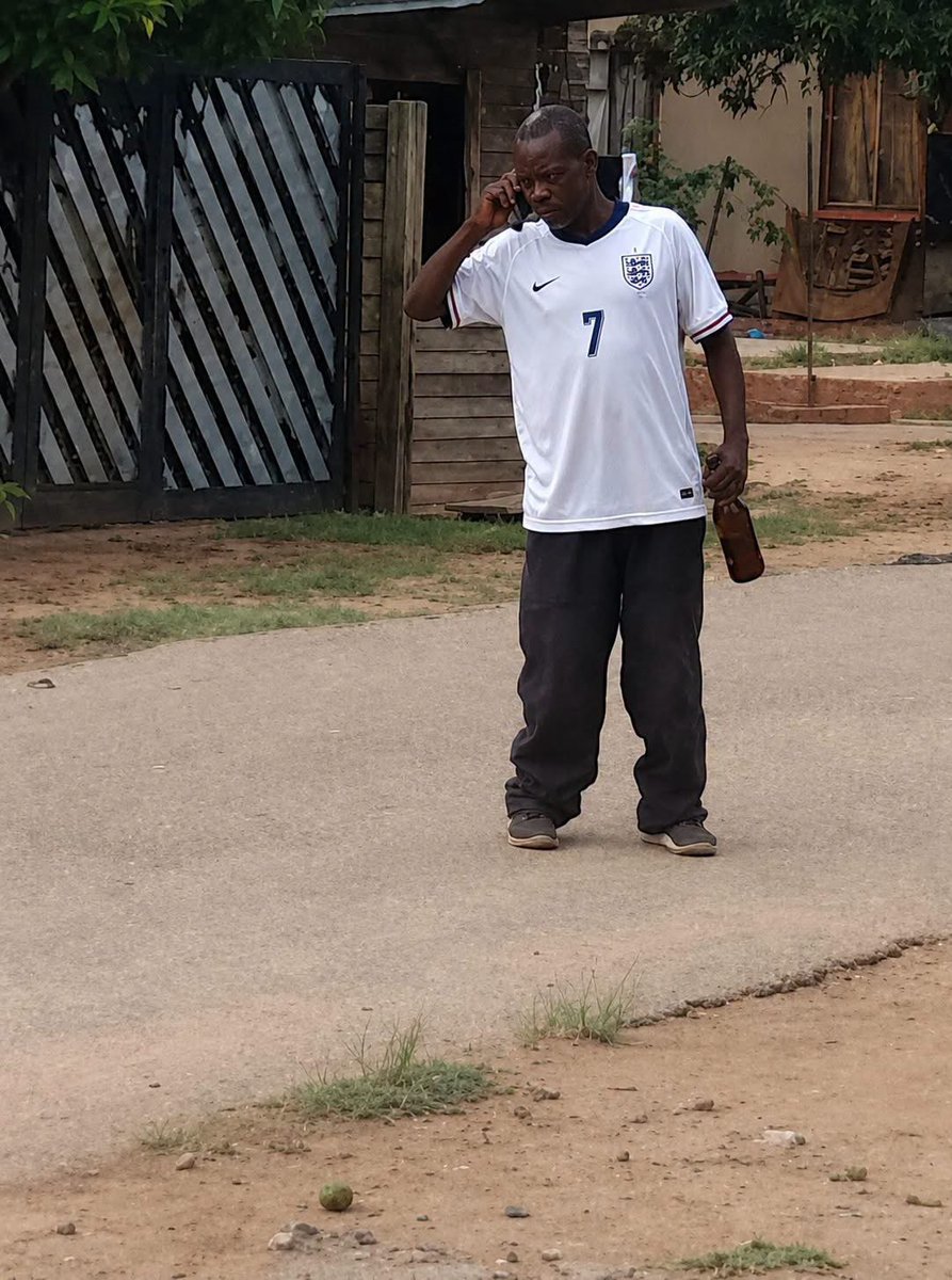 mapisarema21's tweet photo. Just found out that the President of Nigeria is living in France (Not on a vacation) living there and is running the country Virtually 😭 https://t.co/wEDLMjRl3X