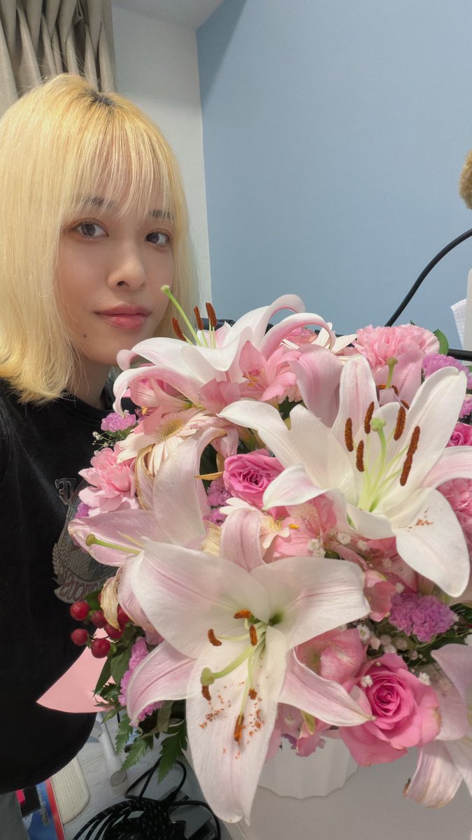 ZEN_drum's tweet photo. 先週の誕生日で素敵な花を頂きました〜💐
お祝いコメントもありがとうございます🌟🙏 https://t.co/XeNlUhSYnu