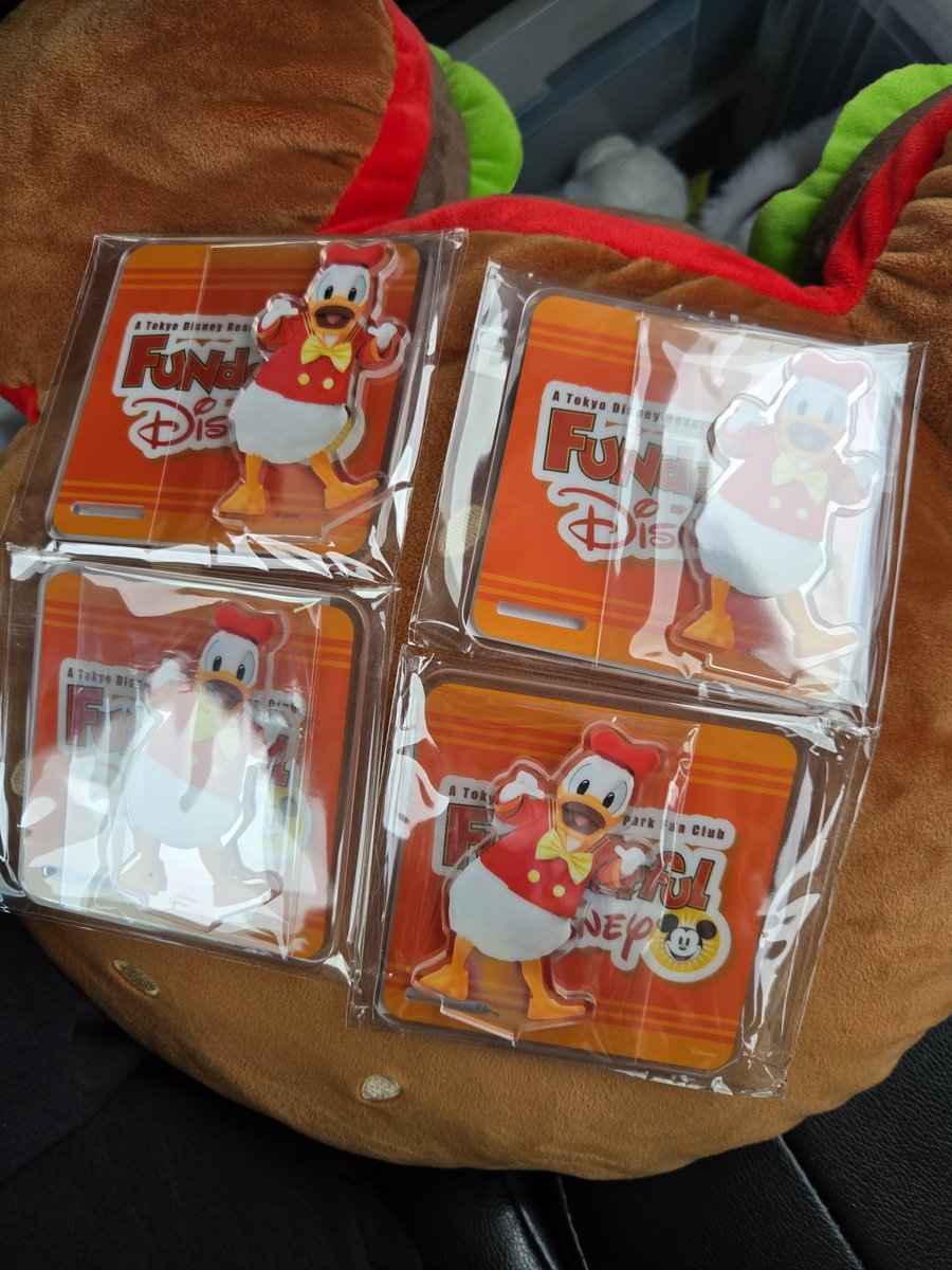 Pemko2's tweet photo. ファンダフルグリやっと参戦してきましたー！妹名義と私名義で2回取れたのでドナルドアクスタ×4
めちゃグワグワしとります🐣 https://t.co/AhLHiYPwIn