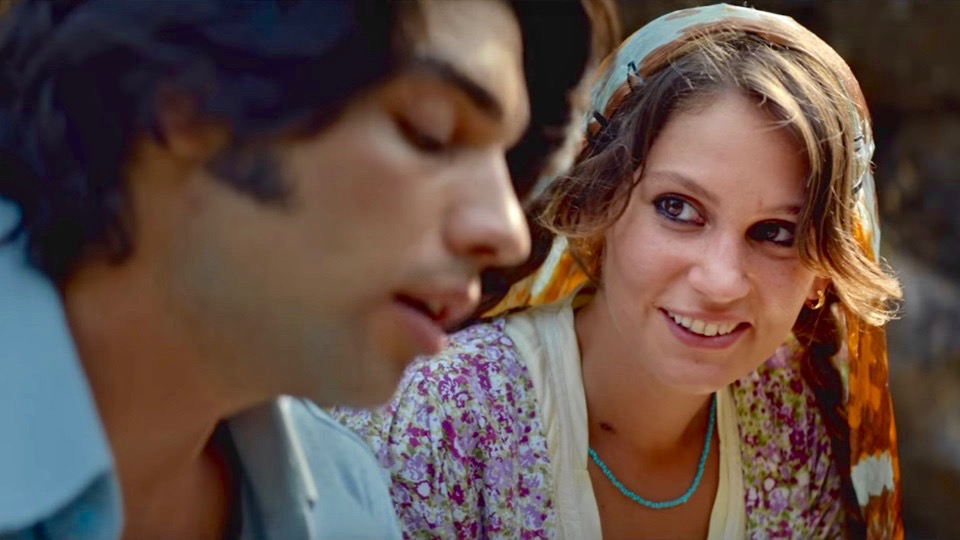gazetory's tweet photo. Farah Zeynep Abdullah'ın partner seçimi ifşası:

🔶 Başrol erkek oyuncuların yanlarına domates seçer gibi kadın partner seçmesini kabullenemiyorum.

🔶 Senaryoyu okuyup anlaştıktan sonra bile erkek oyuncunun lütfedip onay vermesi bekleniyor.

🔶 Bu sektörde kadınlar sadece erkeklerin yanında güzel durmak için var sanılıyor.

🔶 Hakkımı savunduğum için yıllarca uyumsuz ve kaprisli oyuncu damgası yedim.

🔶 Setlerdeki bu iğrenç erkek hegemonyası bitmediği sürece sektöre tahammülüm kalmadı.