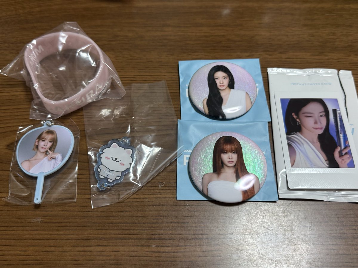 m8467351's tweet photo. LE SSERAFIM トレカ 交換　ルセラフィム　ルセラ PUREFLOW

譲　ガチャガチャ サクラ カズハ 💖
インスタントフォト カズハ
缶バッジ カズハ ウンチェ

求　ユンジン 👑
インスタントフォトはペンラなし、缶バッジは両種求めてます

大阪公演or郵送📮での交換希望です
お気軽にお声掛けください！ https://t.co/PMZij4rJba