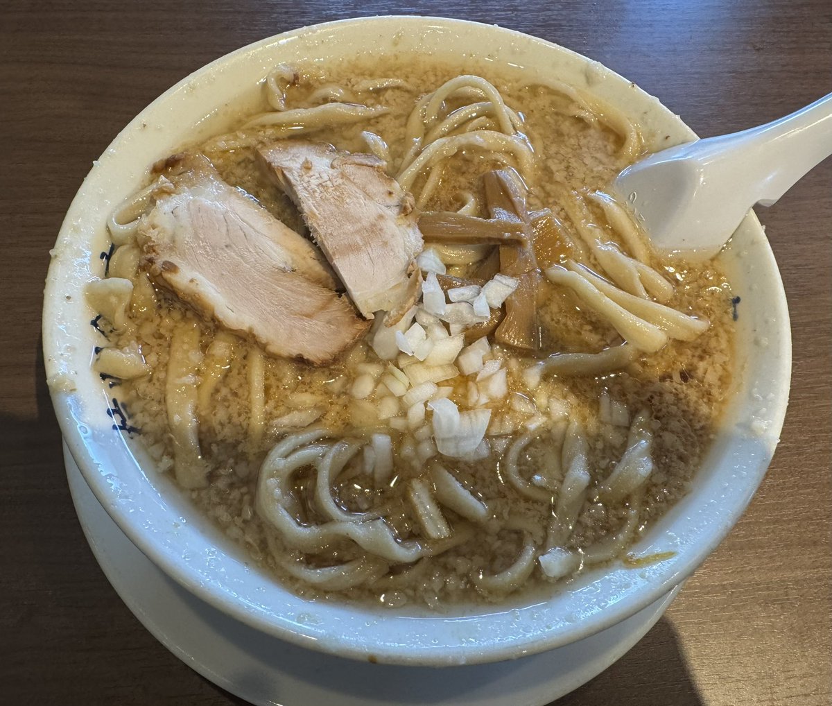 iwataka_'s tweet photo. R08.07.18
新潟市燕市
元祖燕系杭州飯店
中華そば
餃子2個

本日の遅めのランチは杭州飯店さん😋
PM2:30なのに凄い行列！
約1時間待ち💦
大量の背脂が散ったキレのあるスープに平打ちの太麺！
餃子もめちゃ👍
最高に美味しかったです♪
御馳走様でした( * ॑꒳ ॑*) https://t.co/gdx3tnLdfc