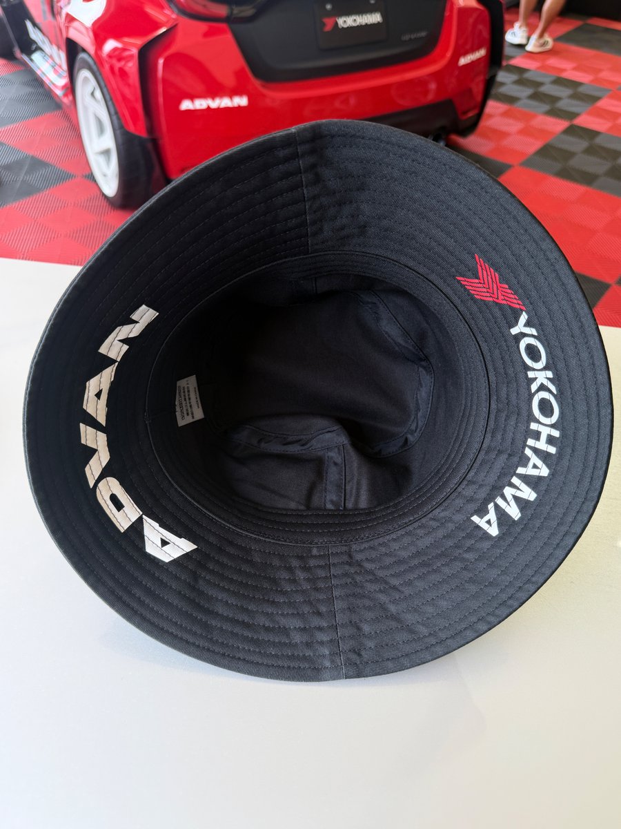 YokohamaRubber's tweet photo. 【SUPER FORMULA 第3戦・第6戦・第7戦 / 富士スピードウェイ】

新商品のお知らせ🧢

ヨコハマタイヤグッズに、新たなアイテムが仲間入りしました！

■ ADVAN NEOVA キャップ
人気スポーツタイヤ「ADVAN NEOVA AD09」をモチーフにしたキャップ。
バイザー裏にはAD09のトレッドパターンをデザインしています。

■ YOKOHAMA バケットハット
シンプルなデザインで、夏のレース観戦やアウトドアにもぴったり。
日差し対策にもおすすめのアイテムです。

イベントエリアのヨコハマタイヤブースで販売中！

数量限定となりますので、ご来場の際はぜひお早めにお立ち寄りください。

#YOKOHAMATIRE #ヨコハマタイヤ #横浜ゴム #sformula #SUPERFORMULA