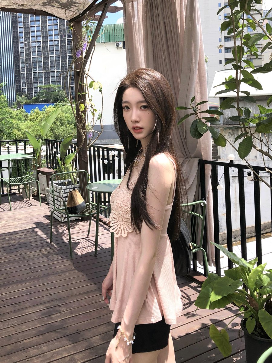specialweek0328's tweet photo. 米米的一天 爱阳光 爱绿植 #氛围感 #来拍照了 #Ootd #韩系 https://t.co/2W4LbH4zSP