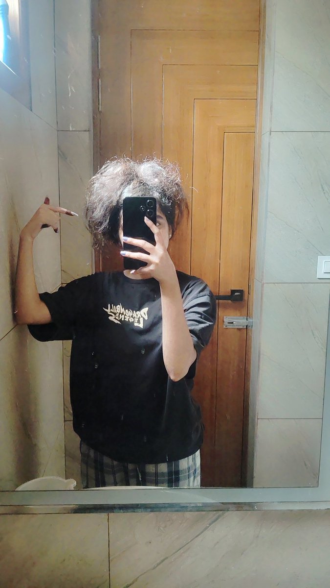 _reema_art_10's tweet photo. What's wrong with my hair 😭😭 https://t.co/7jxlBzyshc
