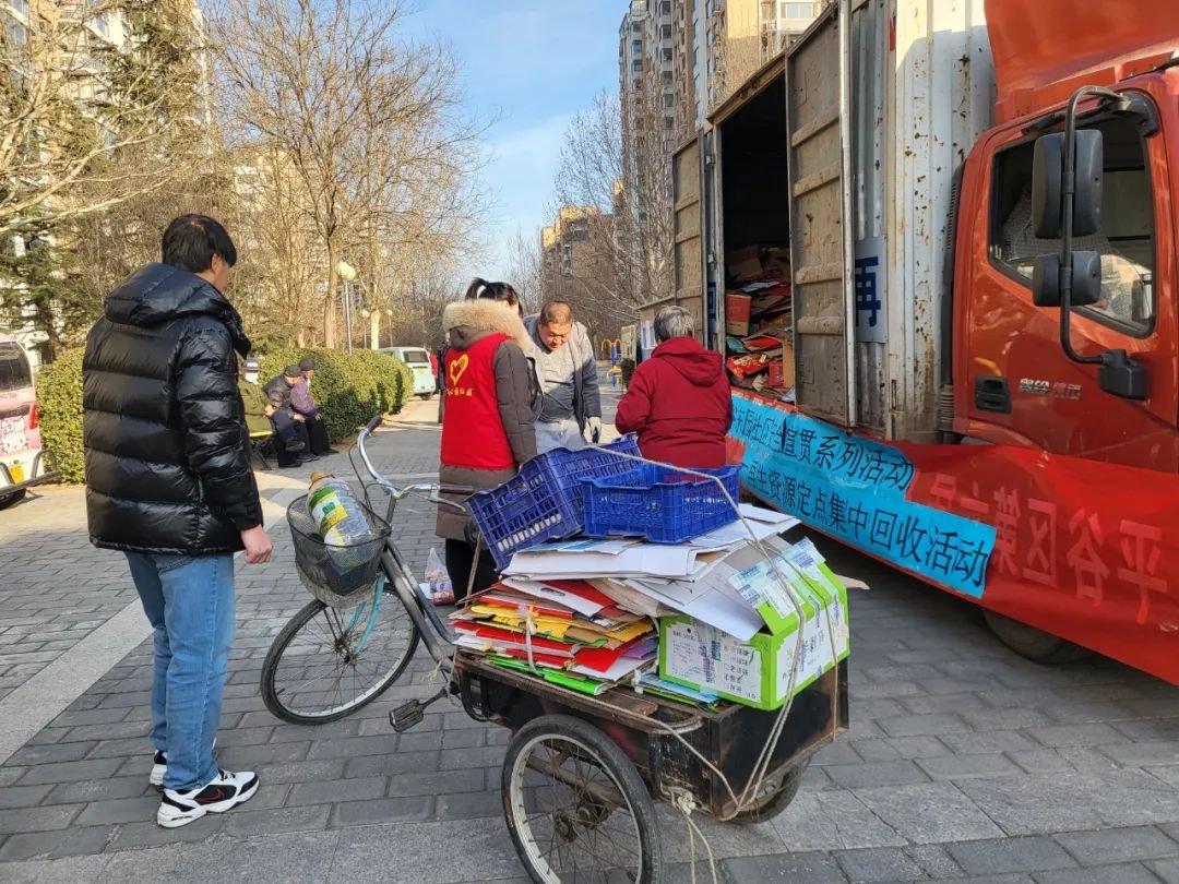 MarcArnold10's tweet photo. Spent this sunny afternoon helping sort and distribute essential supplies for unhoused neighbors in downtown. Small acts, big impact  #VolunteerLife https://t.co/h1r90hZWyi