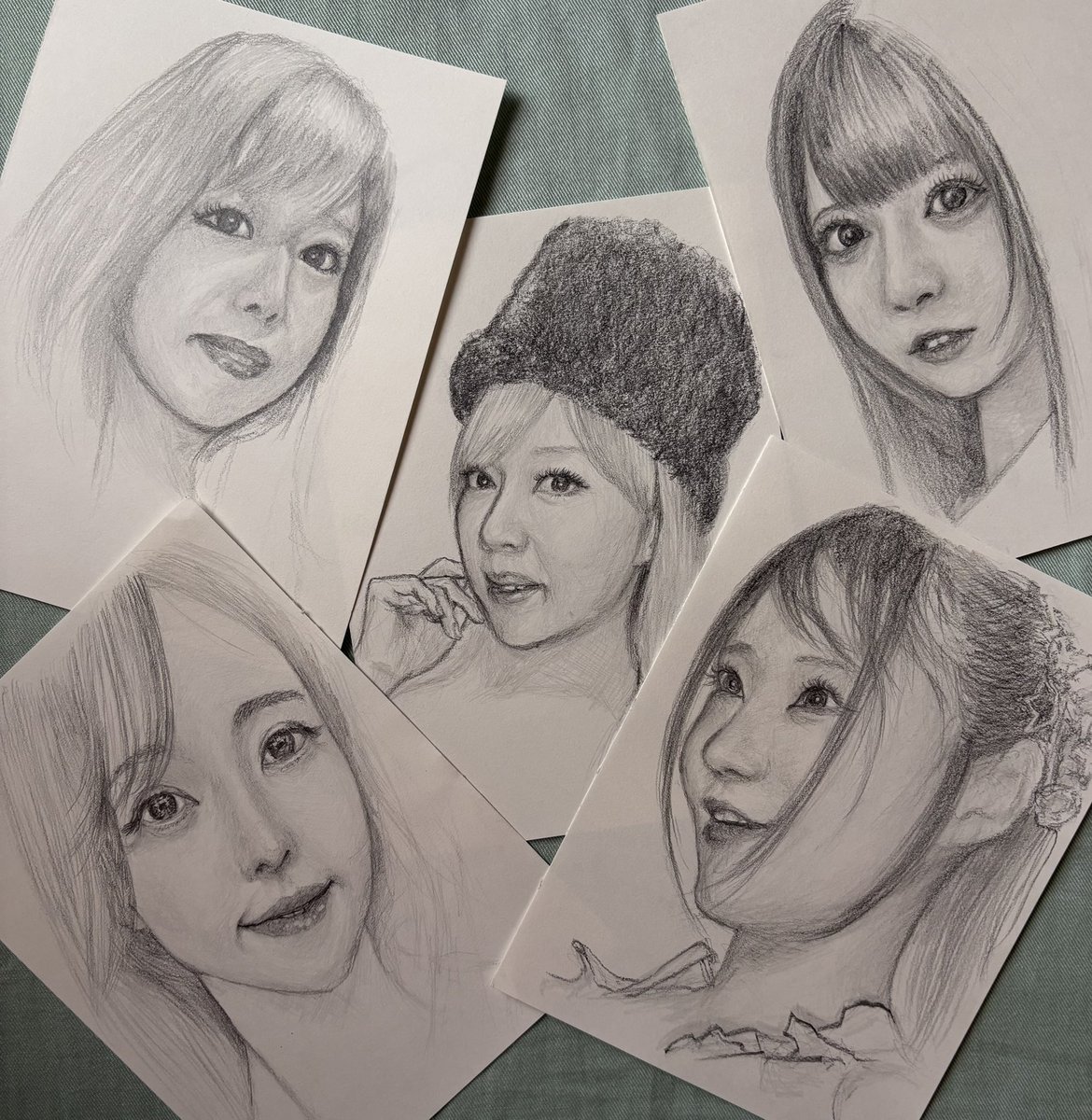 U12Pj's tweet photo. 実はこれらの絵はほぼ並行して５人同時描きしてみました。

自分に課した苦行…と捉える人もいるかも知れませんが、決して"大変"ではなく意外と"楽しかった"です❣️

一枚描くのは大変でも5枚同時に書き進めるのは簡単…とは？？？？？😲 https://t.co/ra8tBTo9IS