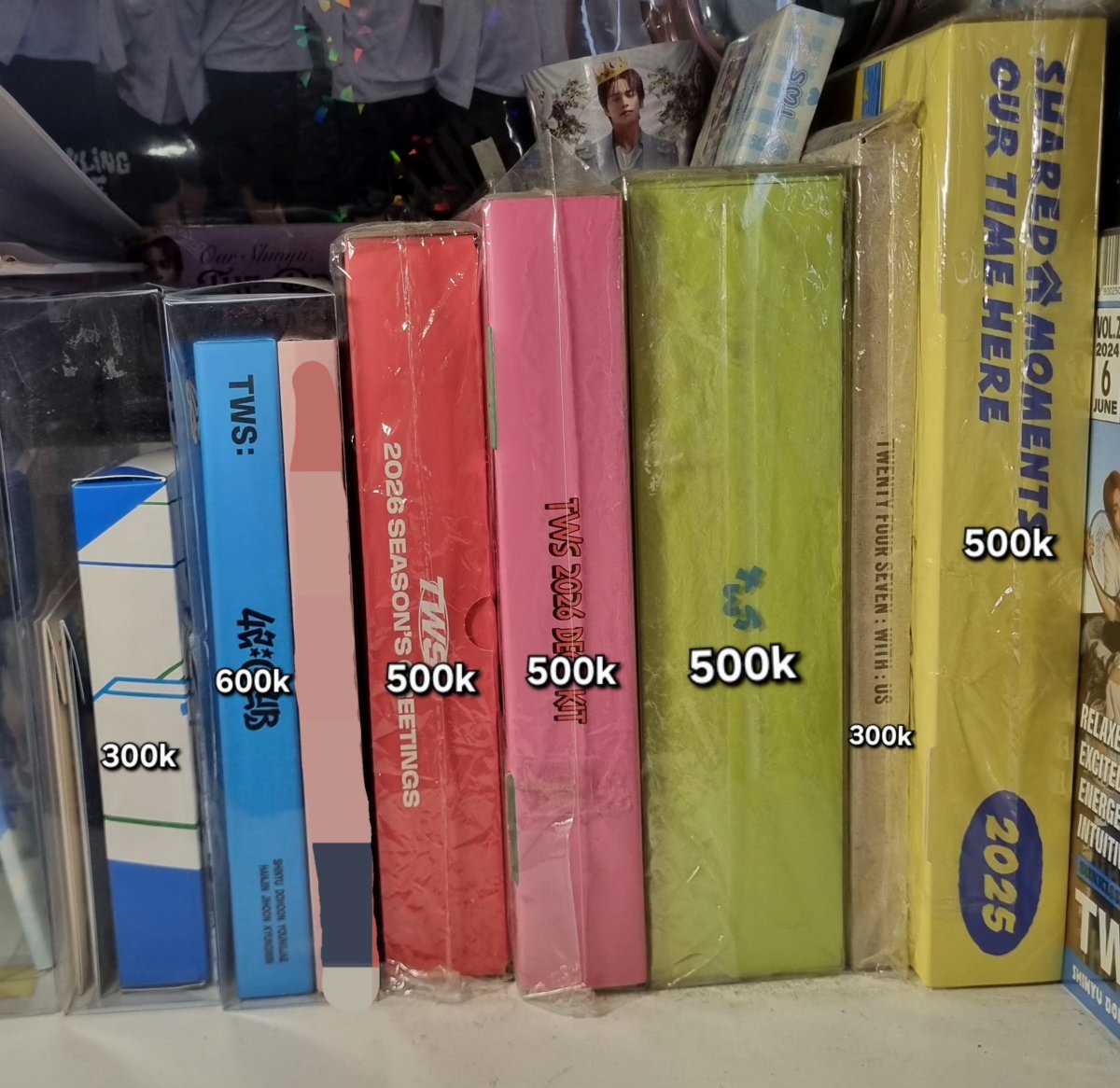 asakuraaa08's tweet photo. wts tws fullset unsealed merch 
- deco kit 2025 = 500k
- deco kit 2026 = 500k
- 1st gen memship = 300k
- 2nd gen memship = 300k 
- sg25 = 500k 
- sg26 = 500k 
- dvd 42:club = 600k 

● Semua fullset unsealed yaa.
● no vidcon, all pc goodcondi.

SERIOUS BUYER ONLY! https://t.co/63XwaAzWu8