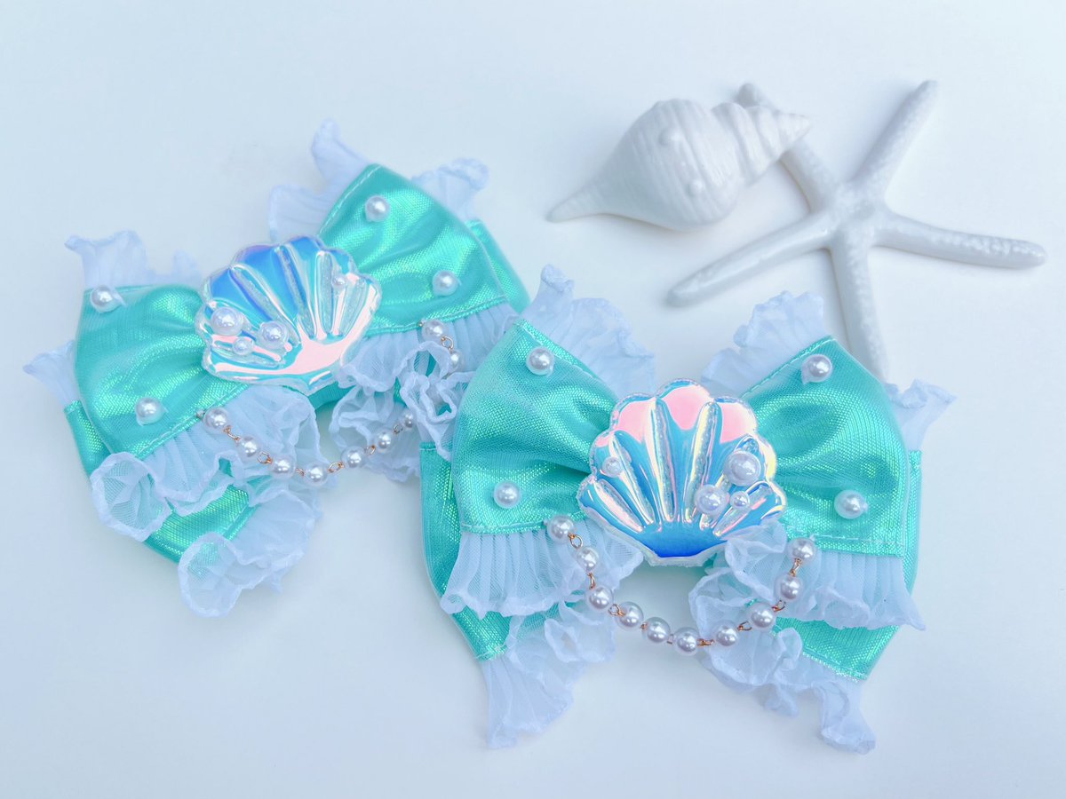 ozrissa's tweet photo. 🧜🏻‍♀️🫧 mermaid jewel ribbon ヘアクリップ 🫧

今年も人気の mermaid jewel ribbon ヘアクリップ が登場です♡

オーロラに輝くシェルパーツとパールをあしらい、海のきらめきをぎゅっと閉じ込めたデザインです🐚✨

今年は新色の「ミントカラーをお作りしました💚🏝️
爽やかで夏らしいカラーが、マーメイド気分をさらに引き立ててくれます🌊

お洋服やヘアアレンジのアクセントにはもちろん、左右セットで付けてもとっても可愛いアイテムです🎀

こちらカワスタさんに、本日追加納品いたします✨🐚