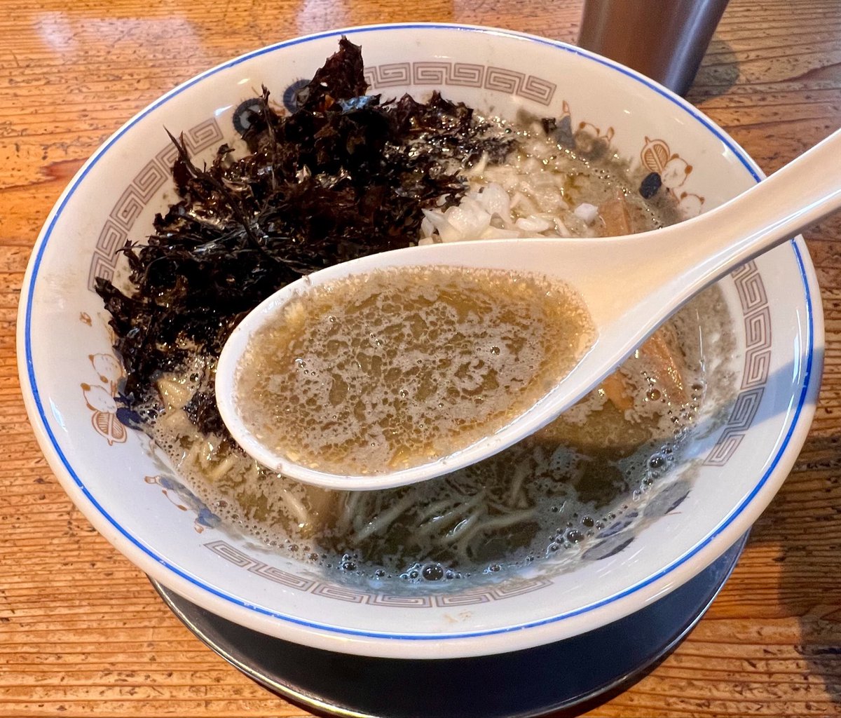 tottan_nerokiti's tweet photo. 店名: 中華そば 一楽  @小山市

SNS限定：
『ちょっとグレーな煮干し中華そば』
「肩ロースチャーシュー」を追加

ビターなコクと旨味が凝縮された魅惑のニボグレー汁に、パツッと歯切れ良い極細麺が完璧にシンクロ！
スープの熱で脂が溶けた大好きな肩ロースチャーシューはしっとりホロホロで肉の旨味が溢れます。
エッジの効いたニボ感と上質な肉の甘みが引き立て合う驚異の相乗効果！肉を食べ麺を啜れば三位一体の美味さ。最後の一滴まで贅沢な余韻に溺れる至高のカスタム。

ごちそうさま🙏✨