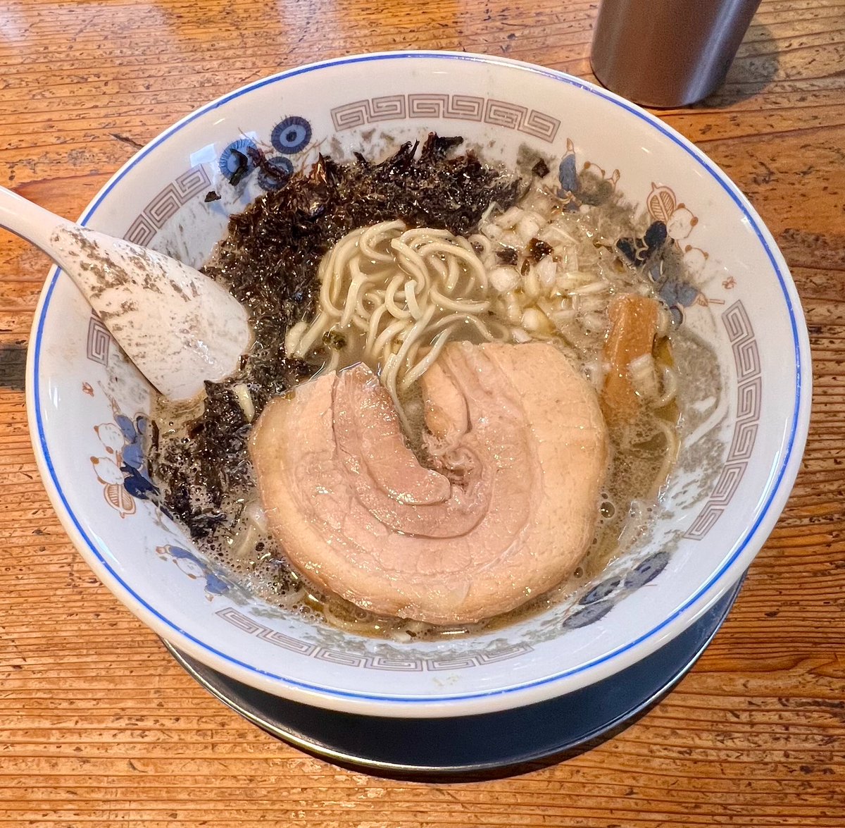 tottan_nerokiti's tweet photo. 店名: 中華そば 一楽  @小山市

SNS限定：
『ちょっとグレーな煮干し中華そば』
「肩ロースチャーシュー」を追加

ビターなコクと旨味が凝縮された魅惑のニボグレー汁に、パツッと歯切れ良い極細麺が完璧にシンクロ！
スープの熱で脂が溶けた大好きな肩ロースチャーシューはしっとりホロホロで肉の旨味が溢れます。
エッジの効いたニボ感と上質な肉の甘みが引き立て合う驚異の相乗効果！肉を食べ麺を啜れば三位一体の美味さ。最後の一滴まで贅沢な余韻に溺れる至高のカスタム。

ごちそうさま🙏✨