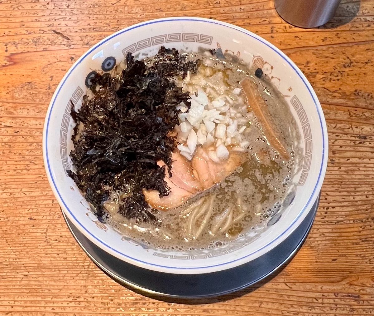 tottan_nerokiti's tweet photo. 店名: 中華そば 一楽  @小山市

SNS限定：
『ちょっとグレーな煮干し中華そば』
「肩ロースチャーシュー」を追加

ビターなコクと旨味が凝縮された魅惑のニボグレー汁に、パツッと歯切れ良い極細麺が完璧にシンクロ！
スープの熱で脂が溶けた大好きな肩ロースチャーシューはしっとりホロホロで肉の旨味が溢れます。
エッジの効いたニボ感と上質な肉の甘みが引き立て合う驚異の相乗効果！肉を食べ麺を啜れば三位一体の美味さ。最後の一滴まで贅沢な余韻に溺れる至高のカスタム。

ごちそうさま🙏✨