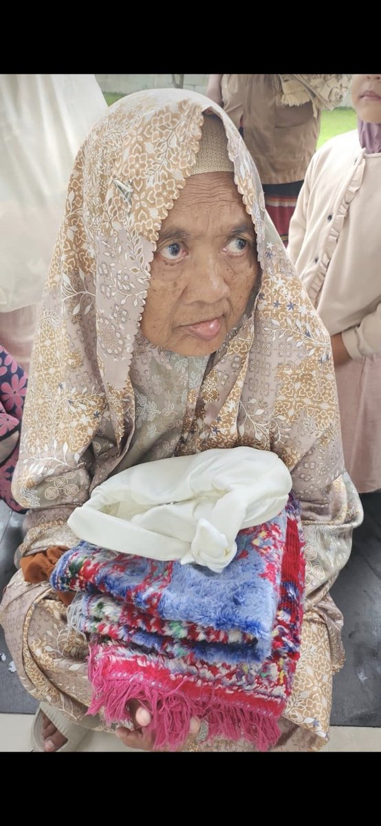fslsrt's tweet photo. "Nanti kalo ade udah punya duit ajak mbah jalan jalan naik mobil yak"
Sambil nunjuk cucu dan anak muda yang sedang ada di mobil.
Plotwistnya setelah punya uang dan bisa bawa mobil saya hanya punya kesempatan mengatar si mbah dengan mobil ambulan untuk di kebumikan 🥀
CANTIK 👩‍🦳👩‍🦳 https://t.co/mc5GlwCekP