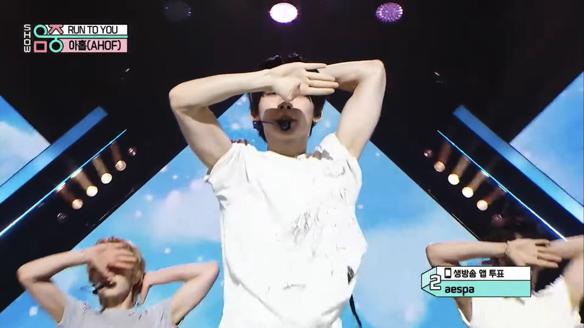 PARK HAN HELLO??? RUN TO YOU ON MUSIC CORE #AHOFxMusicCore