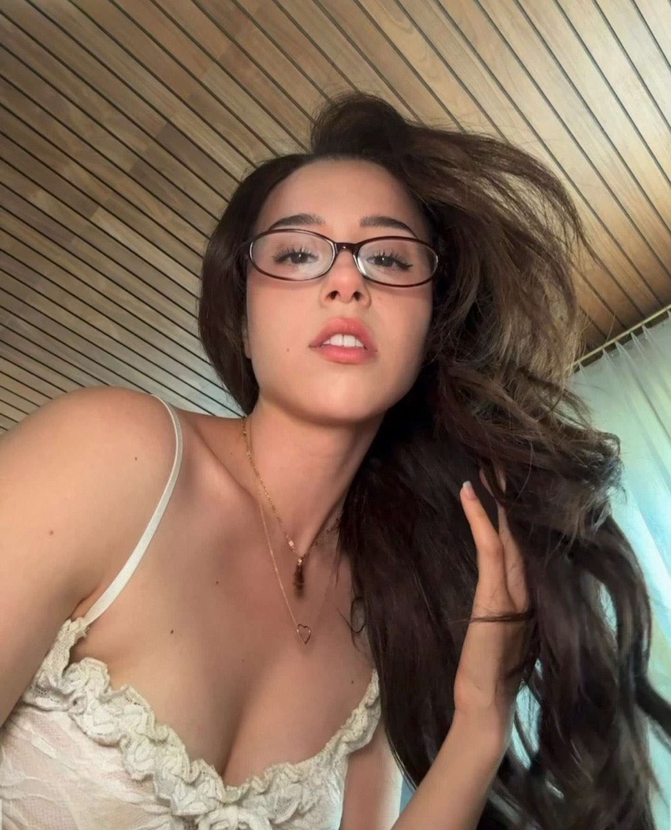 pokigooner_'s tweet photo. Queen poki is too hot for me 🥵😵‍💫 https://t.co/EgHIFyvlsr