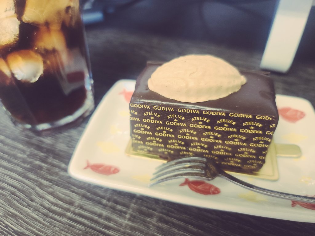 kaerusanstudio's tweet photo. たまらんケーキをいただきました。コーヒーを淹れた。 https://t.co/z90HzmVjr7